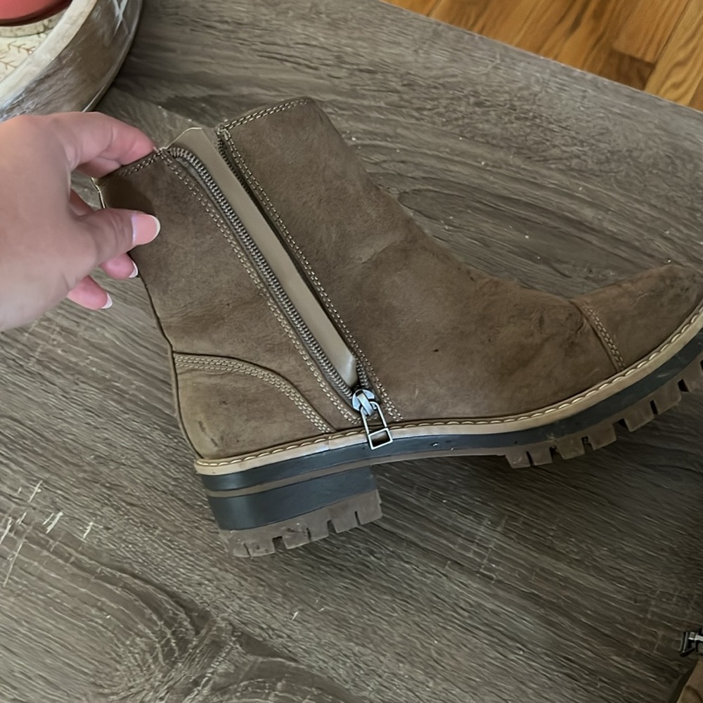 Boots - Picture 4 of 9